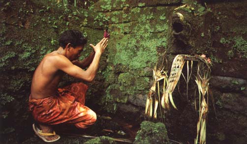 prayer at Pura Batukau